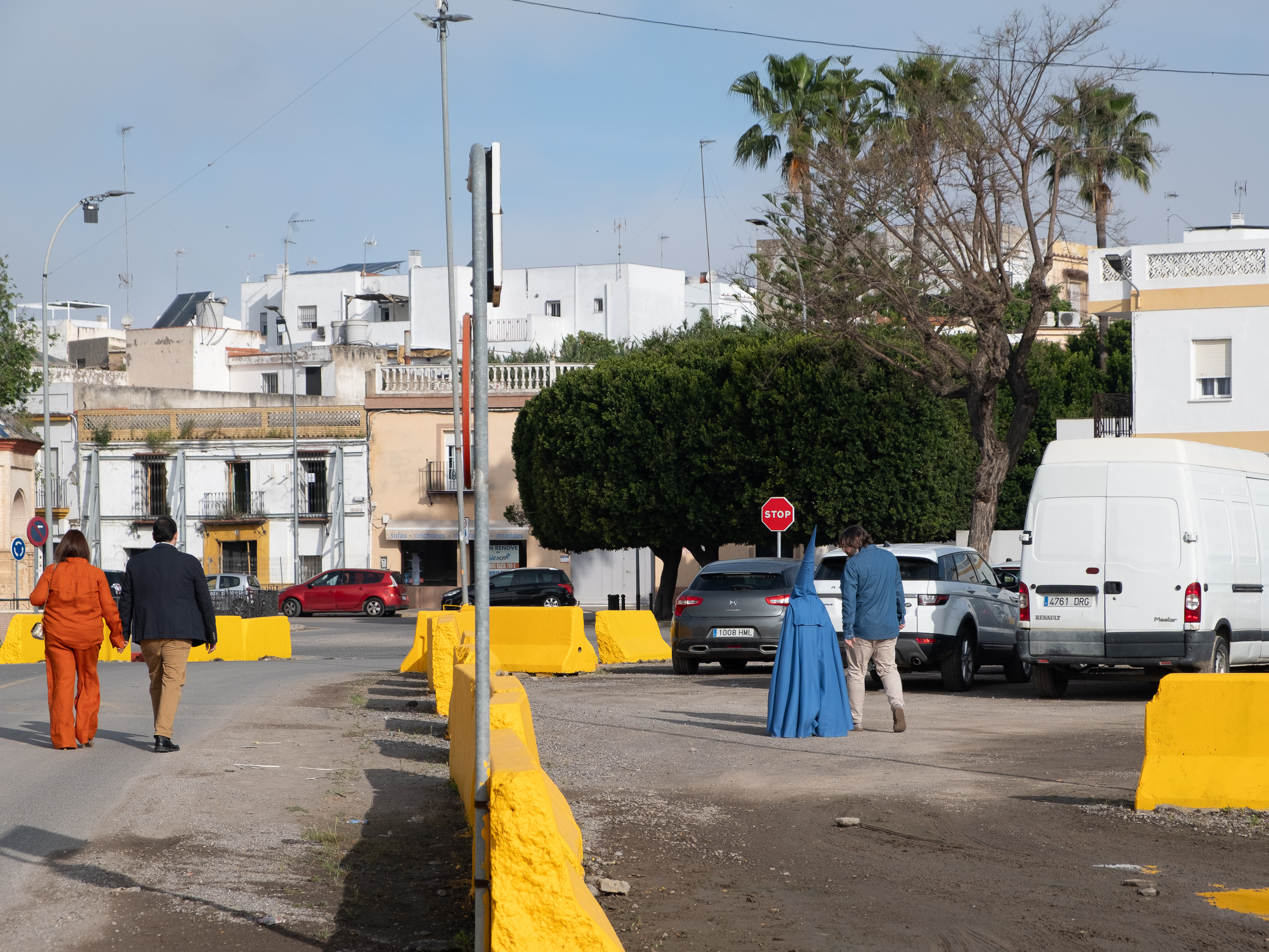 Palmsonntag in Utrera – ein Vater adjustiert dem Kind das Nazareno-Kostüm